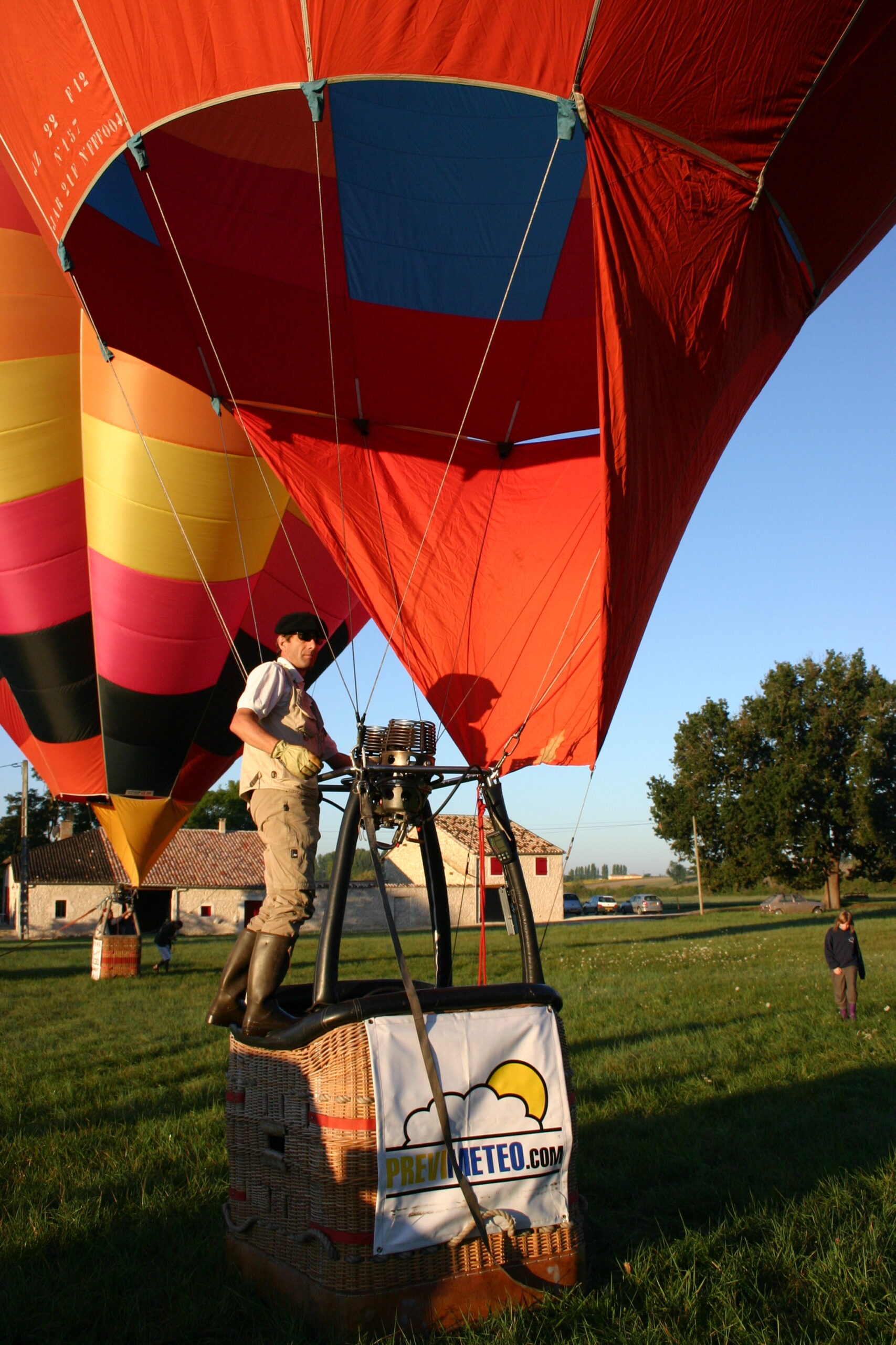 Jean-Pierre Bouchillou, fondateur de Previmeteo, pilotant une montgolfière